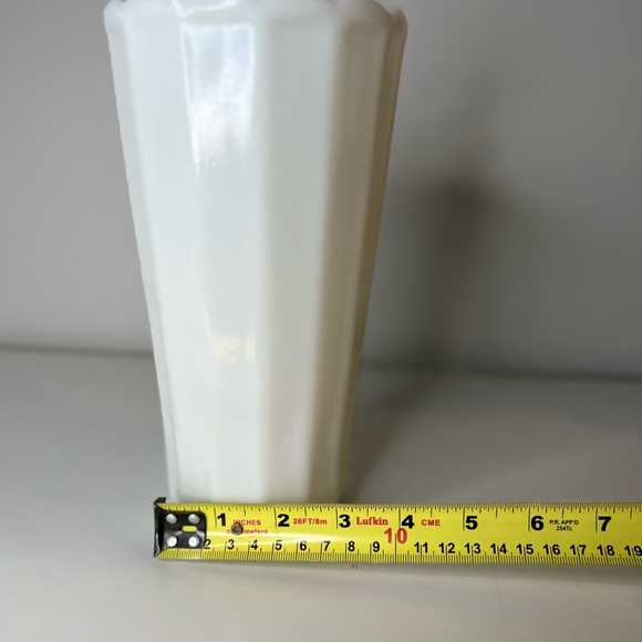 Sold - Antique Vintage Milk Glass Vase - Scallop edge - Picture 7 of 8